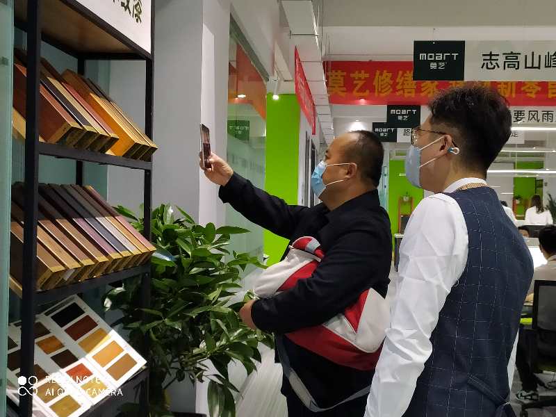 客戶參觀產品并拍照